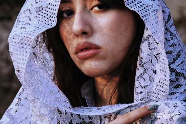 高清摄影 身穿白色蕾丝头巾和佩戴银戒指的女人。
