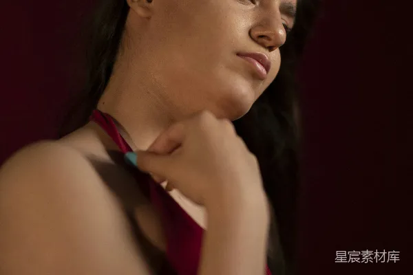 高清摄影 一个女人正在调整她的领带。