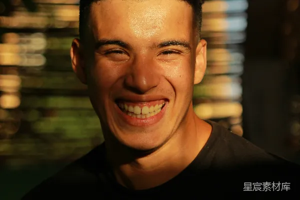 高清摄影 黑色长袖圆领衫的男人微笑着