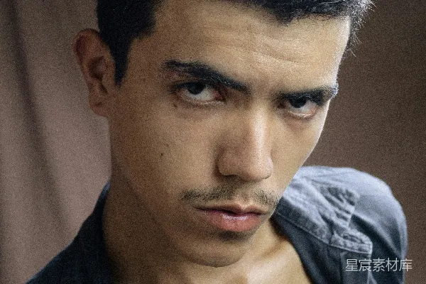 高清摄影 黑色夹克的男人向左看。