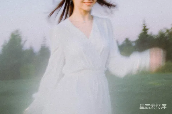 高清摄影 一个戴着眼镜穿着白裙子的女人