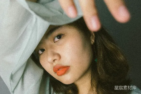 高清摄影 白色上衣的女人用白色布料遮住脸。