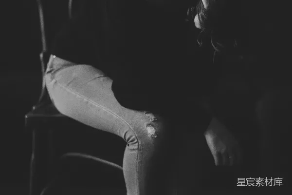 高清摄影 女士坐在椅子上的灰度摄影