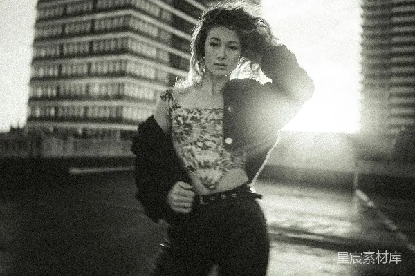 高清摄影 黑色白色T恤和黑色长裤的女人站在路边。