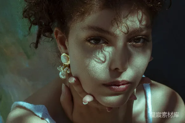 高清摄影 白色上衣穿着的女子，耳朵上戴着一朵白色的花朵。