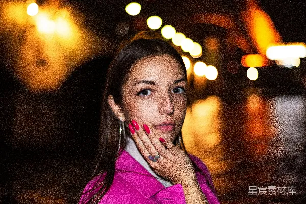 高清摄影 穿着粉红色大衣的女人正在拍照。