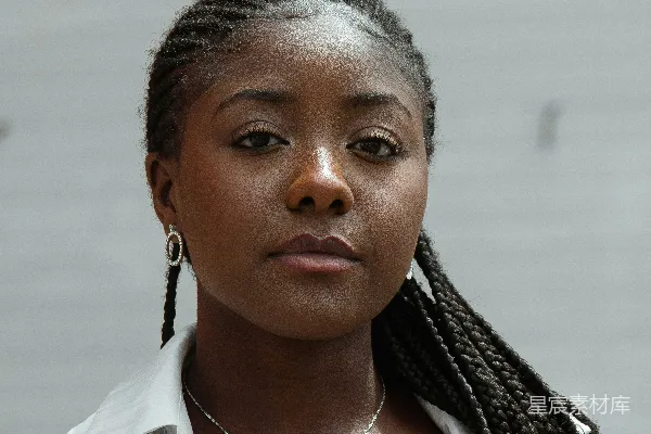高清摄影 白衬衫女人戴着银色项链
