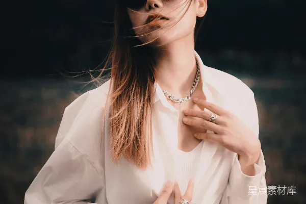 高清摄影 一个穿着墨镜和白色衬衫的妇女