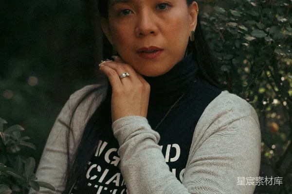 高清摄影 一个女人站在一棵树前面