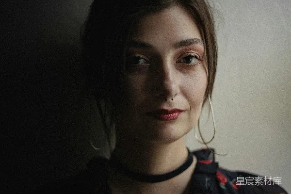 高清摄影 黑色夹克的女人戴着黑色的耳塞。
