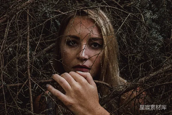 高清摄影 身穿棕色长袖衬衫的女子捂着脸