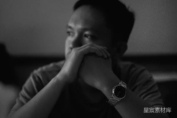 高清摄影 戴着圆形金色手表的男人