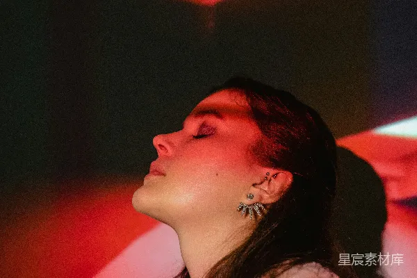 高清摄影 白衣白花图案上衣的女士