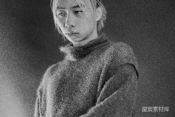 高清摄影 黑白照片中一位穿着毛衣的女人