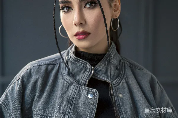 高清摄影 一个穿着牛仔夹克和一对耳环的女人