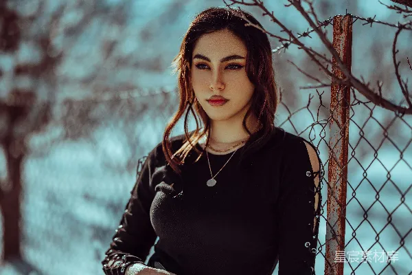 高清摄影 一个女人站在铁丝网栅栏旁边