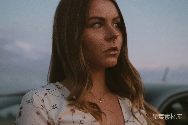 高清摄影 白衫红花女