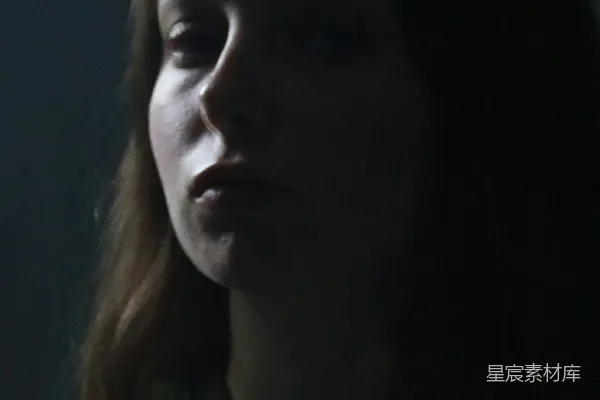 高清摄影 一个女人在一间黑暗的房间中，眼睛闭上