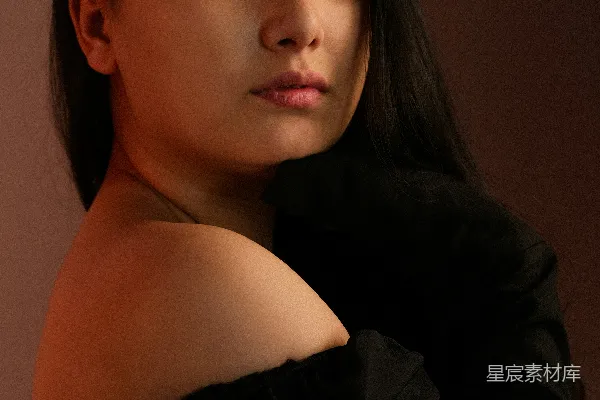 高清摄影 一个穿着黑色连衣裙的女人正在拍照。