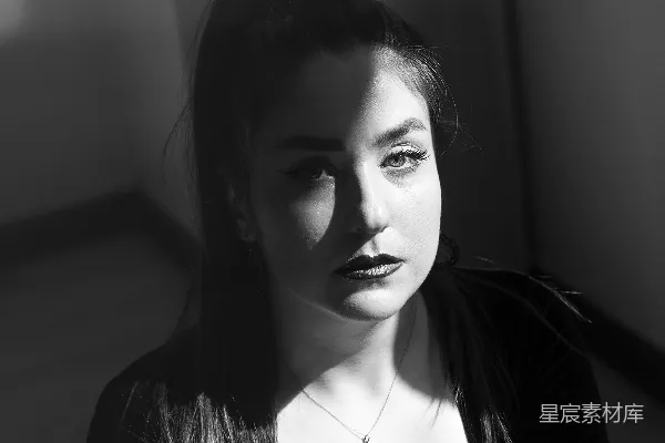 高清摄影 一位女性双手交叉的黑白照片