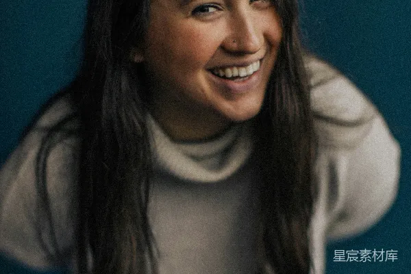 高清摄影 白turtleneck毛衣穿着的微笑女人
