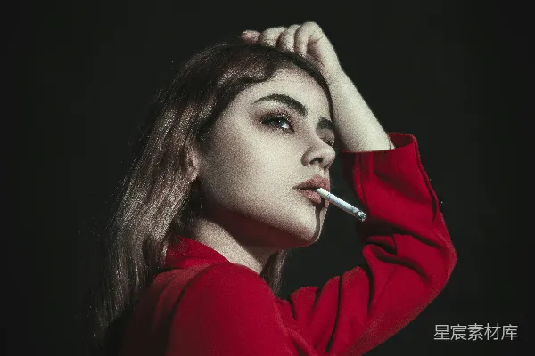 高清摄影 一个穿红色上衣的女人正在抽烟。