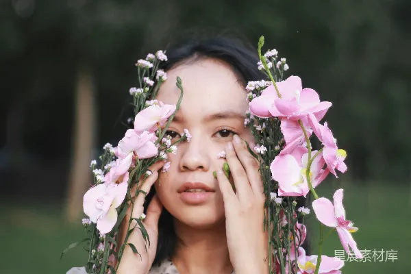 高清摄影 白衬衫黑条纹图案的女子手持紫色花朵