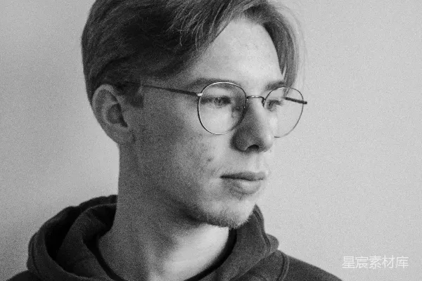 高清摄影 黑色风衣的男子手持着手机。