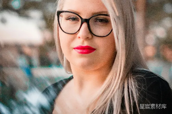 高清摄影 黑色抹胸连衣裙上衣搭配红色口红的女性