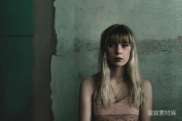 高清摄影 blonde-haired woman near the wall