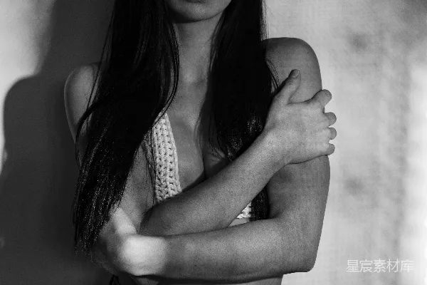 高清摄影 黑色牛仔短裤中的女人的黑白照片