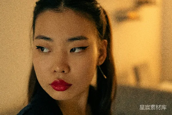 高清摄影 一个穿着黑色上衣并涂有红色口红的女人