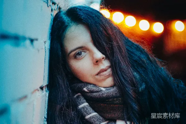 高清摄影 女人倚靠在墙边