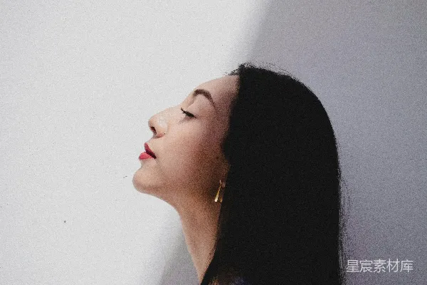 高清摄影 灰衬衣的女人站在白色漆墙旁边
