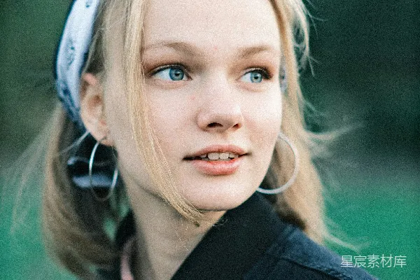 高清摄影 一个蓝眼睛的年轻女子穿着黑色夹克