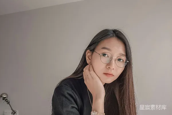 高清摄影 戴眼镜的女人坐在柜台旁