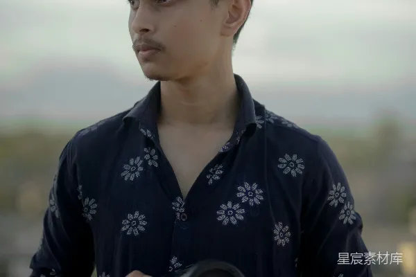 高清摄影 手持相机的人