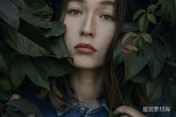 高清摄影 蓝 denim 半高领毛衣的女士