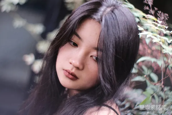 高清摄影 一头长发的女子站在灌木丛旁