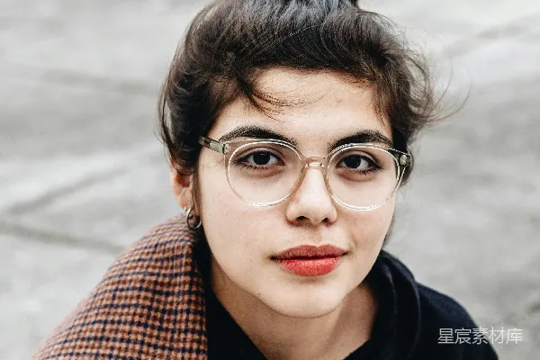高清摄影 黑色斗篷穿着的女士戴着眼镜