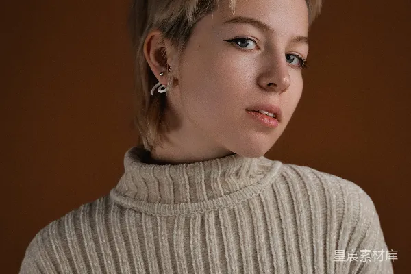 高清摄影 一个穿着 turtle neck 毛衣的女人正在拍照。