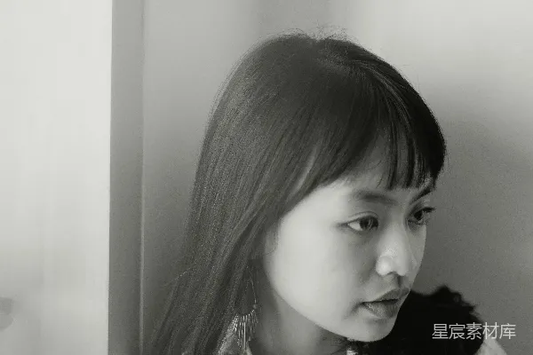 高清摄影 白衬衫女子的灰度照片