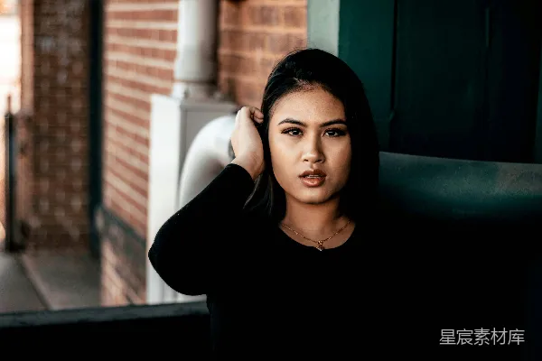 高清摄影 女性黑色圆领长袖T恤