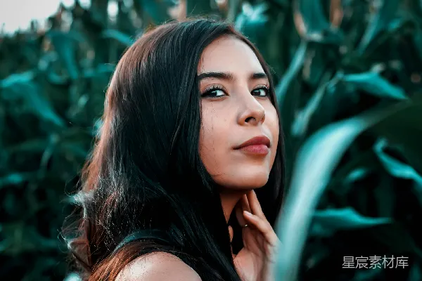 高清摄影 黑T恤的女人站在绿色植物旁