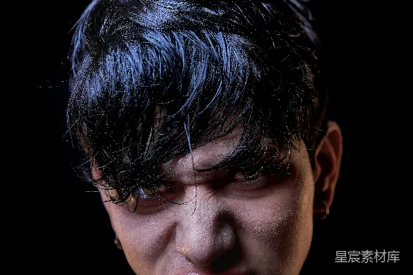 高清摄影 一个头发湿漉漉的人的特写镜头