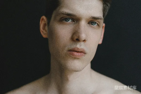 高清摄影 一个赤裸上身的男人在拍照。