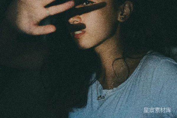 高清摄影 白色v领上衣穿着者在黑暗房间内