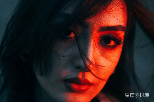 高清摄影 一头黑发的女人被红色灯光照亮。