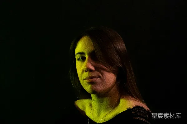 高清摄影 黑色上衣的女人正在拍照。
