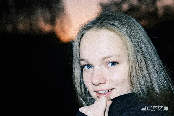 高清摄影 一个年轻女孩正在拍照。